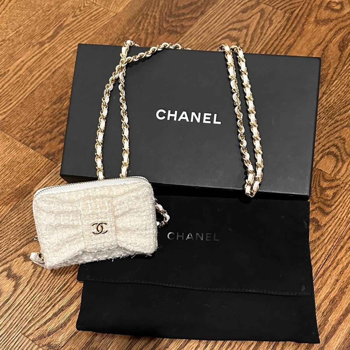 CHANEL Beaute VIP Gift Snow White Bow Chain Crossbody Card Pouch